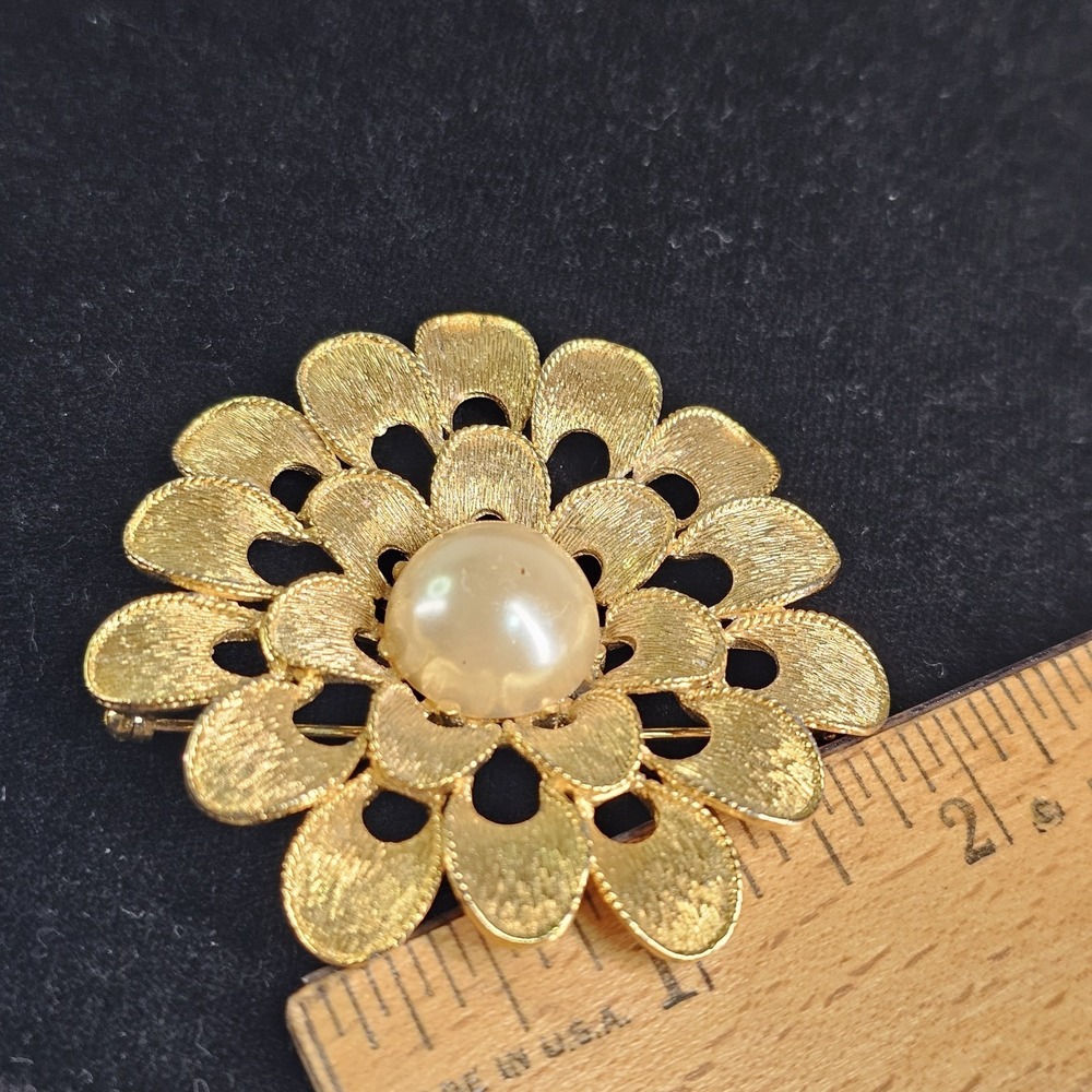 Vintage Floral Wreath Brooch Pin Gold Tone Textured Pinback Faux Pearl - Picture 3 of 4